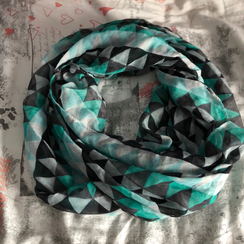 Triangle pattern scarf
